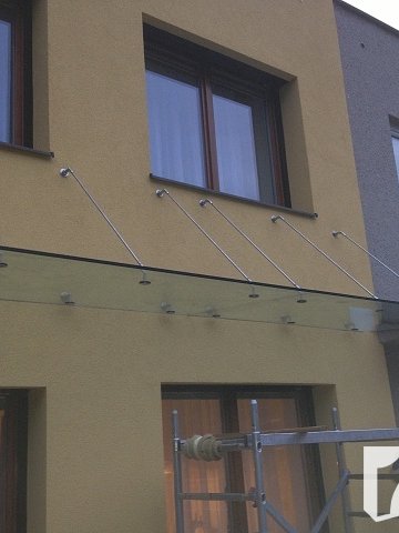 Zasklívání exteriérů - skleněná vchodová stříška