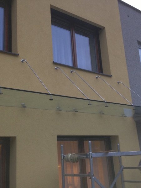 Zasklívání exteriérů - skleněná stříška na vchodovými dveřmi