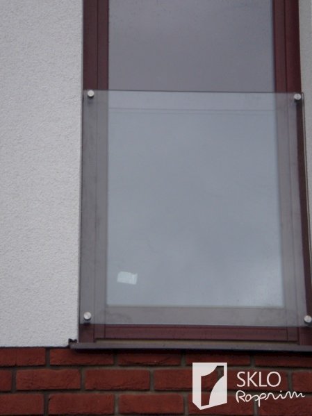 Zasklívání exteriérů - skleněné krytí spodní části balkonových dvěří