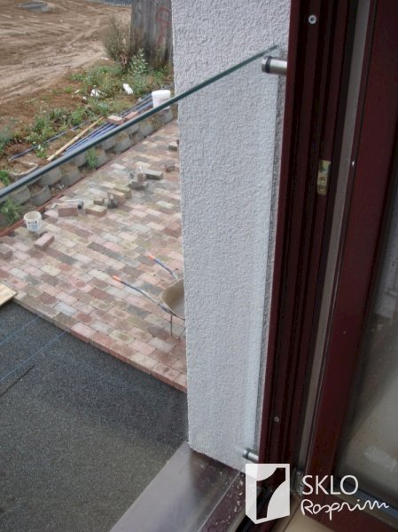 Zasklívání exteriérů - skleněné krytí spodní části balkonových dveří