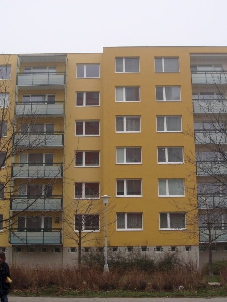 Zasklívání exteriérů - skleněná zábradlí balkonů bytového domu