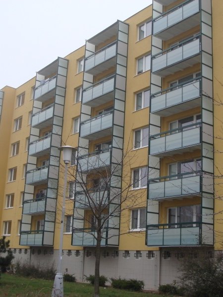 Zasklívání exteriérů - skleněná zábradlí balkonů bytového domu