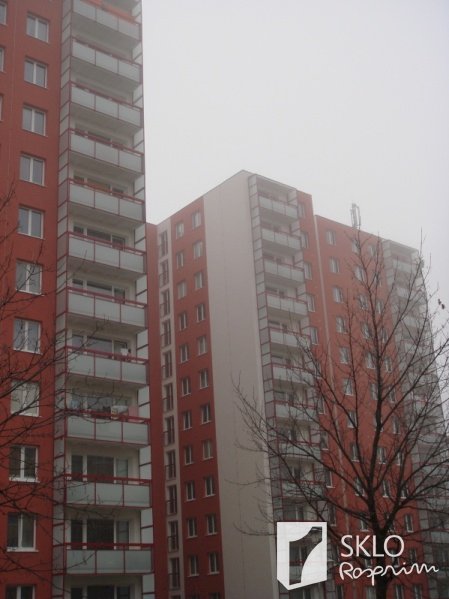 Zasklívání exteriérů - skleněná zábradlí balkonů bytového domu