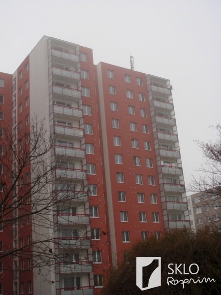 Zasklívání exteriérů - skleněná zábradlí balkonů bytového domu