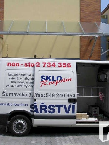 Zasklívání exteriérů - skleněná stříška nad vchodem do prodejny