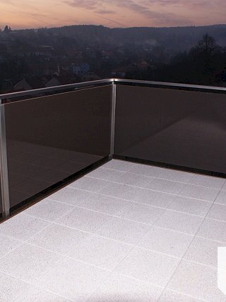 Zasklívání exteriérů - skleněné zábradlí balkonu
