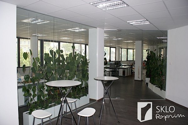 Zasklívání interiérů - prosklené stěny oddělující části pracoviště