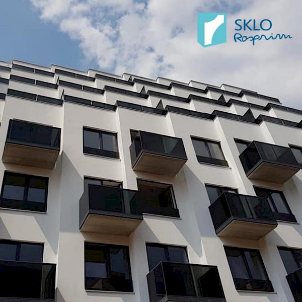 Bytový dům s balkony ze zatmaveého skla