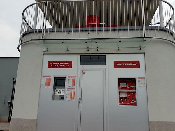 Skleněná stříška nad platebním terminálem a mincovním automatem