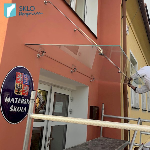 Skleněná vchodová stříška mateřské školy