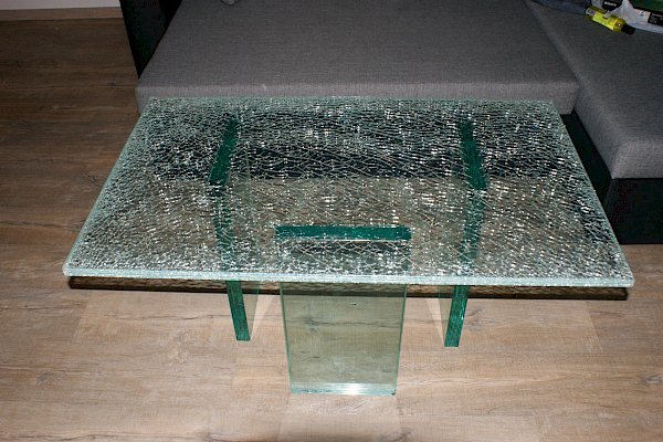 Detail na obdélníkový skleněný konferenční stolek s horní deskou crashglass