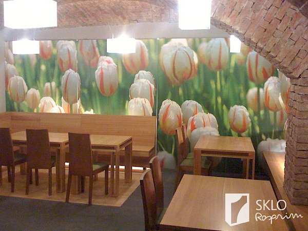 Celoskleněná stěna z barevného skla s motivem tulipánu umístěná v restauraci