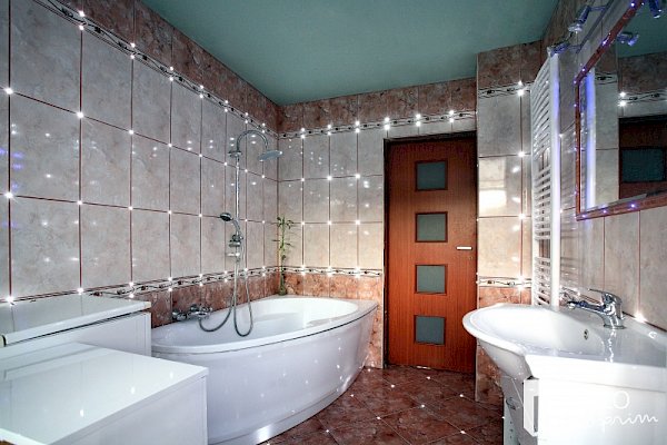 Světelný obklad koupelny - drobná světélka umístěná po stěnách i podlaze