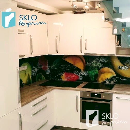 Barevný skleněný obklad za kuchyňskou linku s motivem ovoce