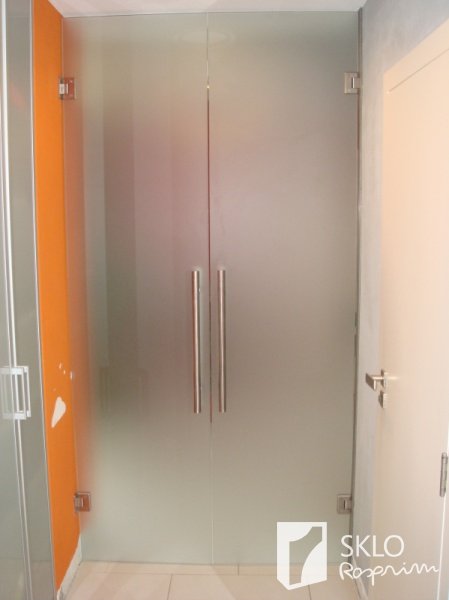 Detail na dvoukřídlé celoskleněné dveře