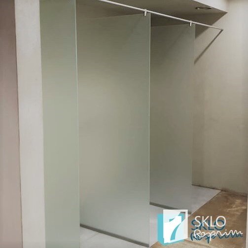 Skleněné zástěny ve společných sprchách